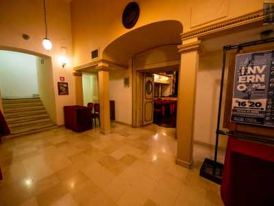 Ma � arrivato ora il momento di entrare. Ci ritroviamo cos� nel piccolo foyer